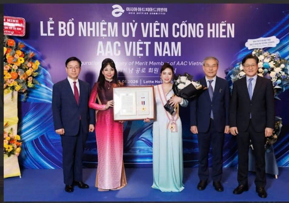 Chủ tich AAC Việt Nam Nguyễn Quỳnh Như trao quyết định bổ nhiệm Ủy viên cống hiến cho doanh nhân Nguyễn Thụy Lê Thùy.