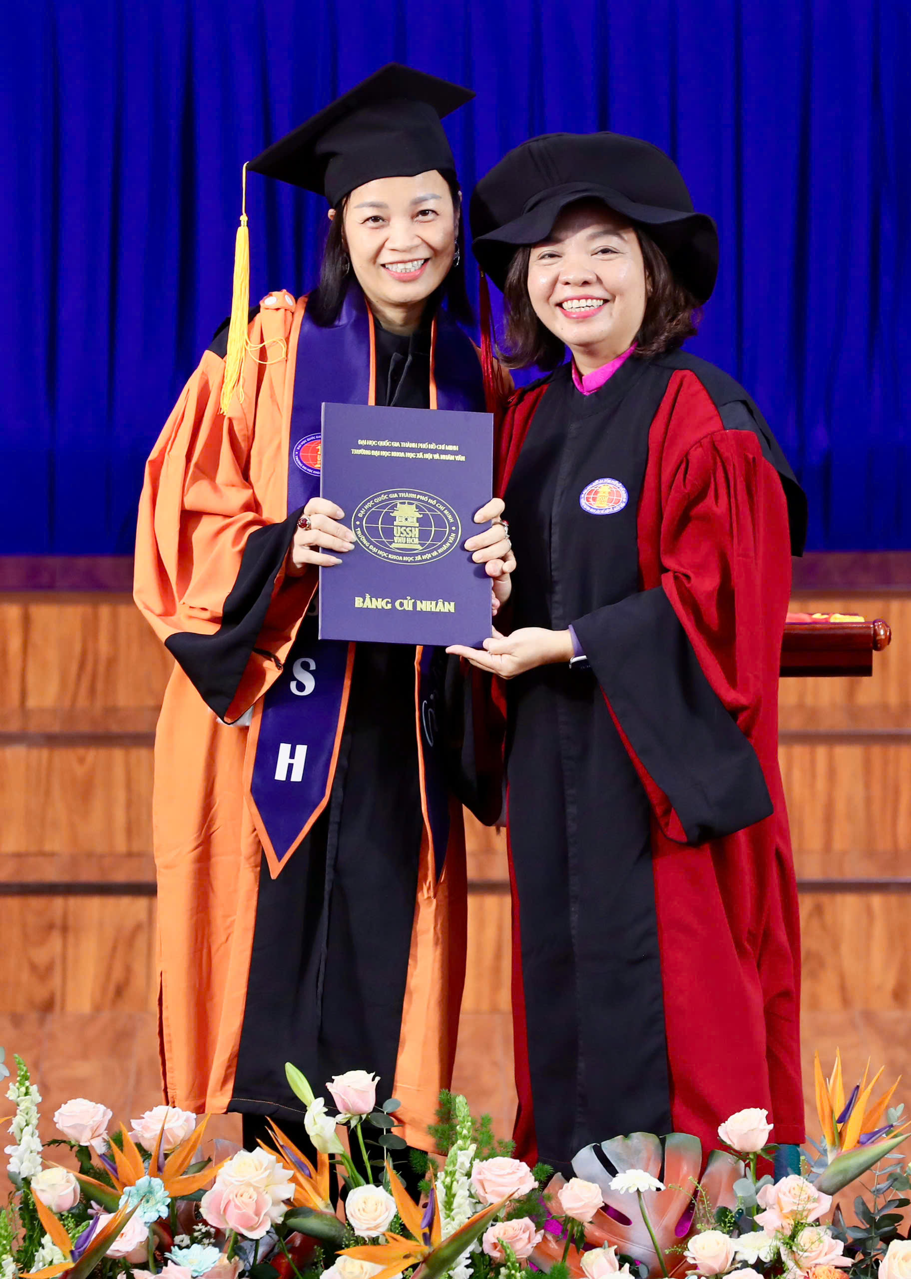 Nhà báo Sơn Nhung nhận bằng cử nhân tâm lý Trường Đại học Khoa học xã hội và nhân văn TP. HCM.
