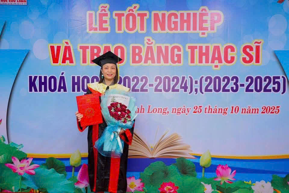 Nhà báo Sơn Nhung tại buổi Lễ nhận bằng Thạc sĩ Luật.