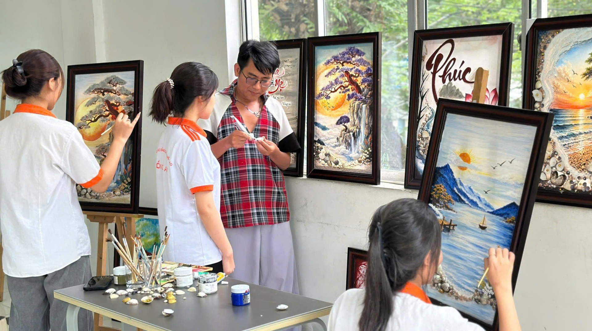 Giảng viên - NTK Lê Minh Phú hướng dẫn sinh viên ngành May thời trang Trường Cao đẳng Công nghệ cao Đồng An.