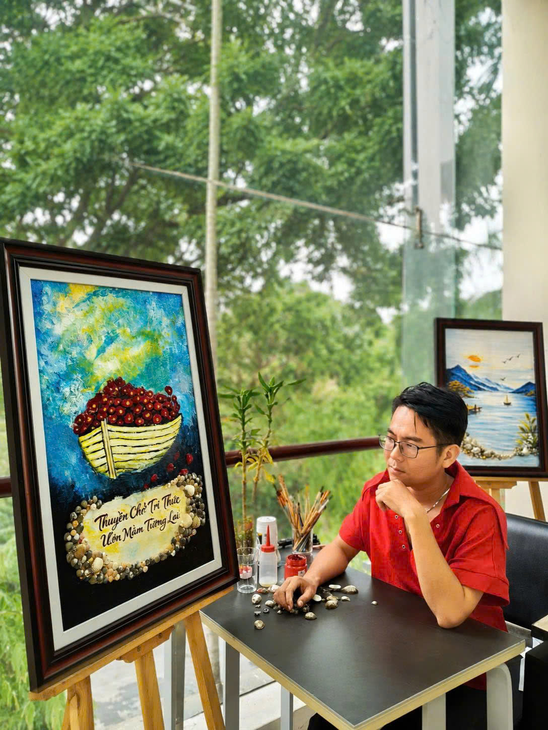 Với giảng viên - NTK Lê Minh Phú, mỗi chất liệu bình dị đều mang trong mình một câu chuyện và xứng đáng được hồi sinh.