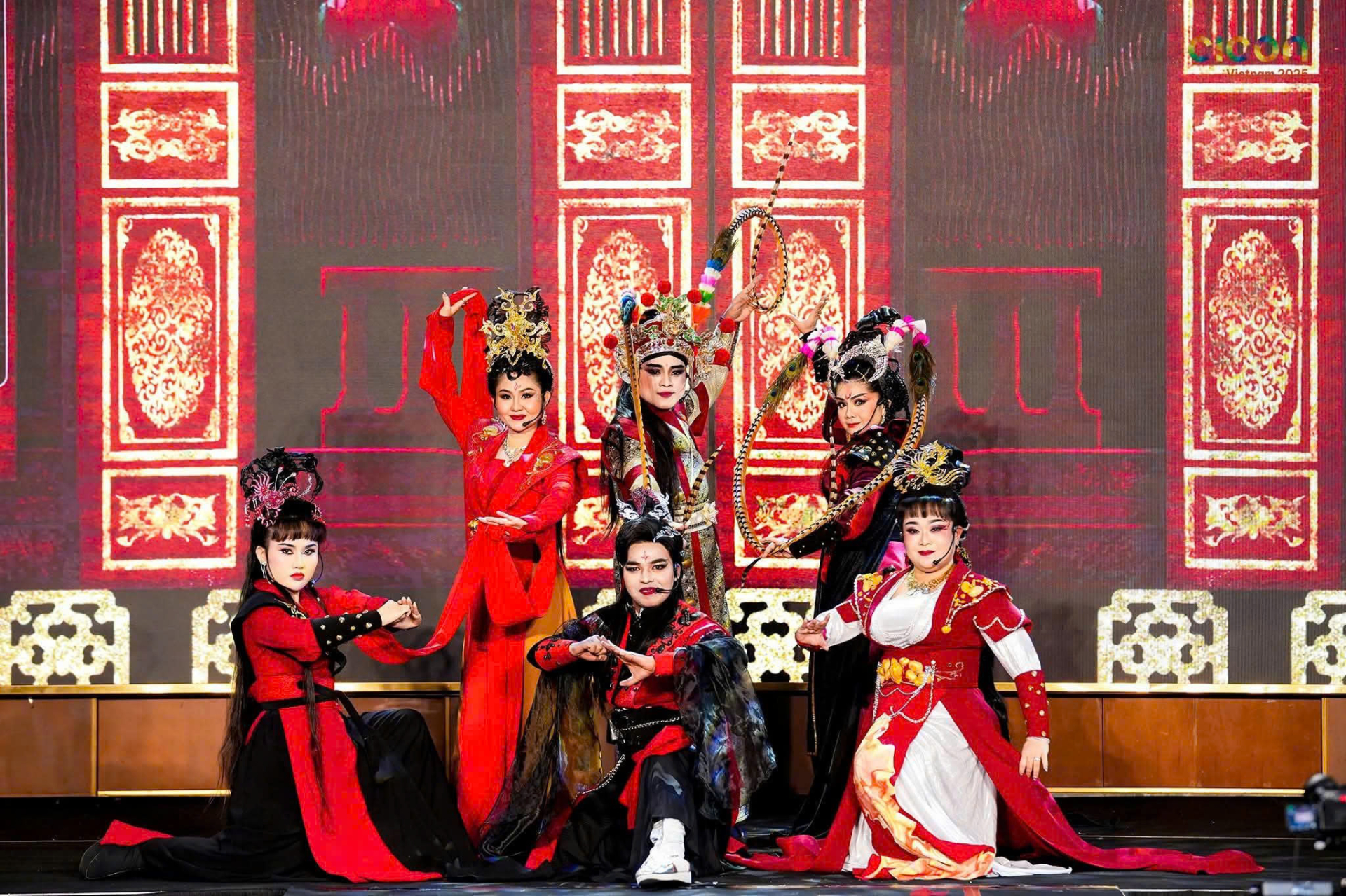 NSƯT Tú Sương, nghệ sĩ Lê Thanh Thảo và nghệ sĩ Hùng Vương trong trang phục cải lương của giảng viên - NTK Lê Minh Phú.