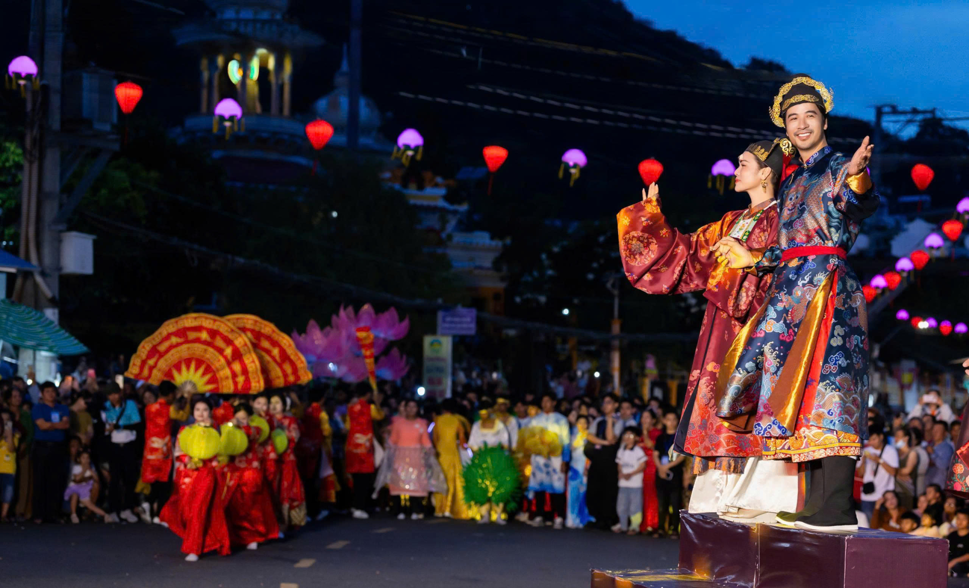 Diễn viên Đoàn Minh Tài và Nhật Kim Anh trong chương trình nghệ thuật đường phố Lễ hội Vía Bà Chúa Xứ Núi Sam 2026. Ảnh: Phi Võ. Đạo diễn: Hoàng Huy