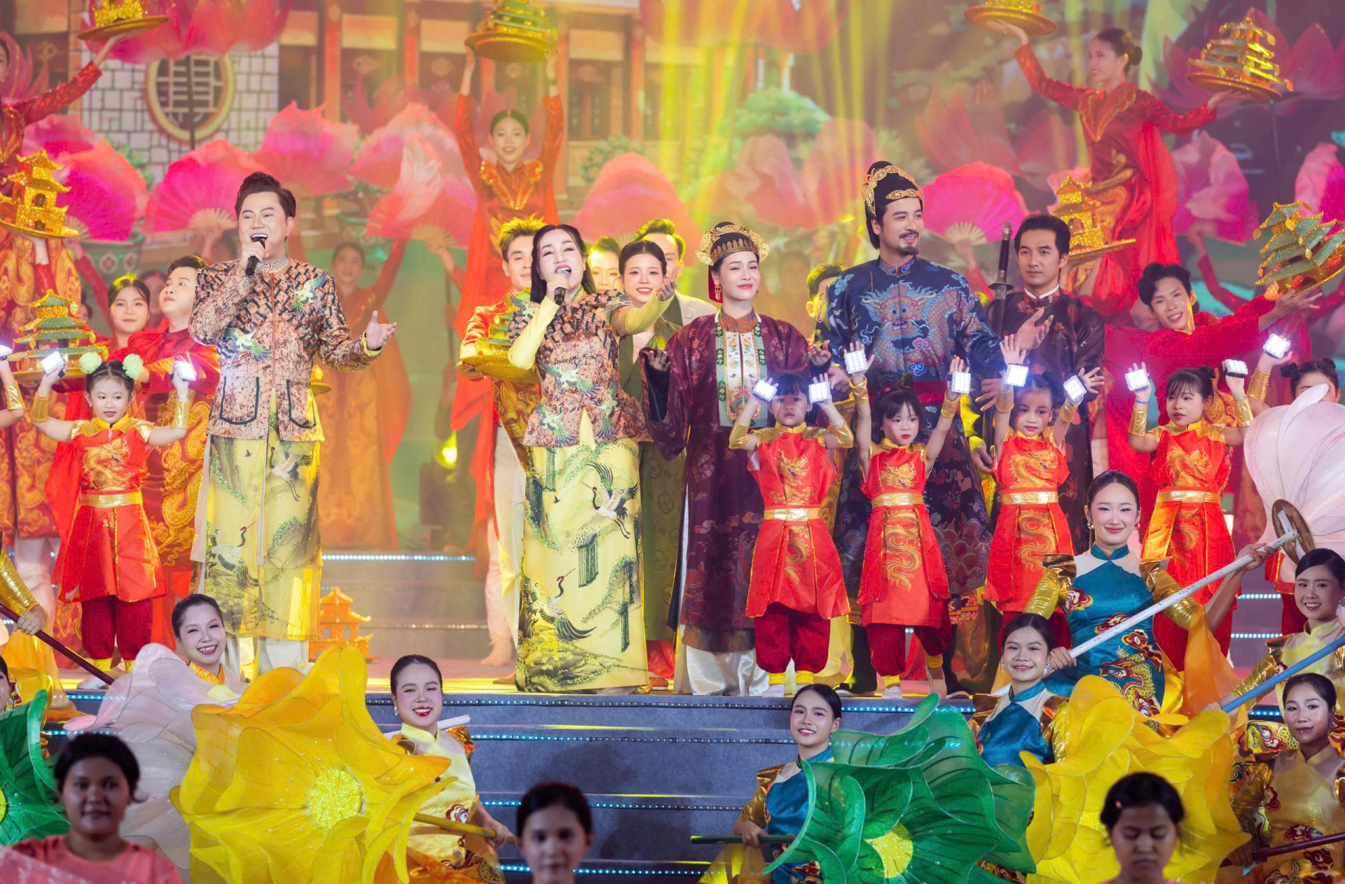 Đoàn Minh Tài hội ngộ dàn nghệ sĩ tham gia trên sân khấu sự kiện văn hóa Vía Bà Chúa Xứ Núi Sam 2026- An Giang.