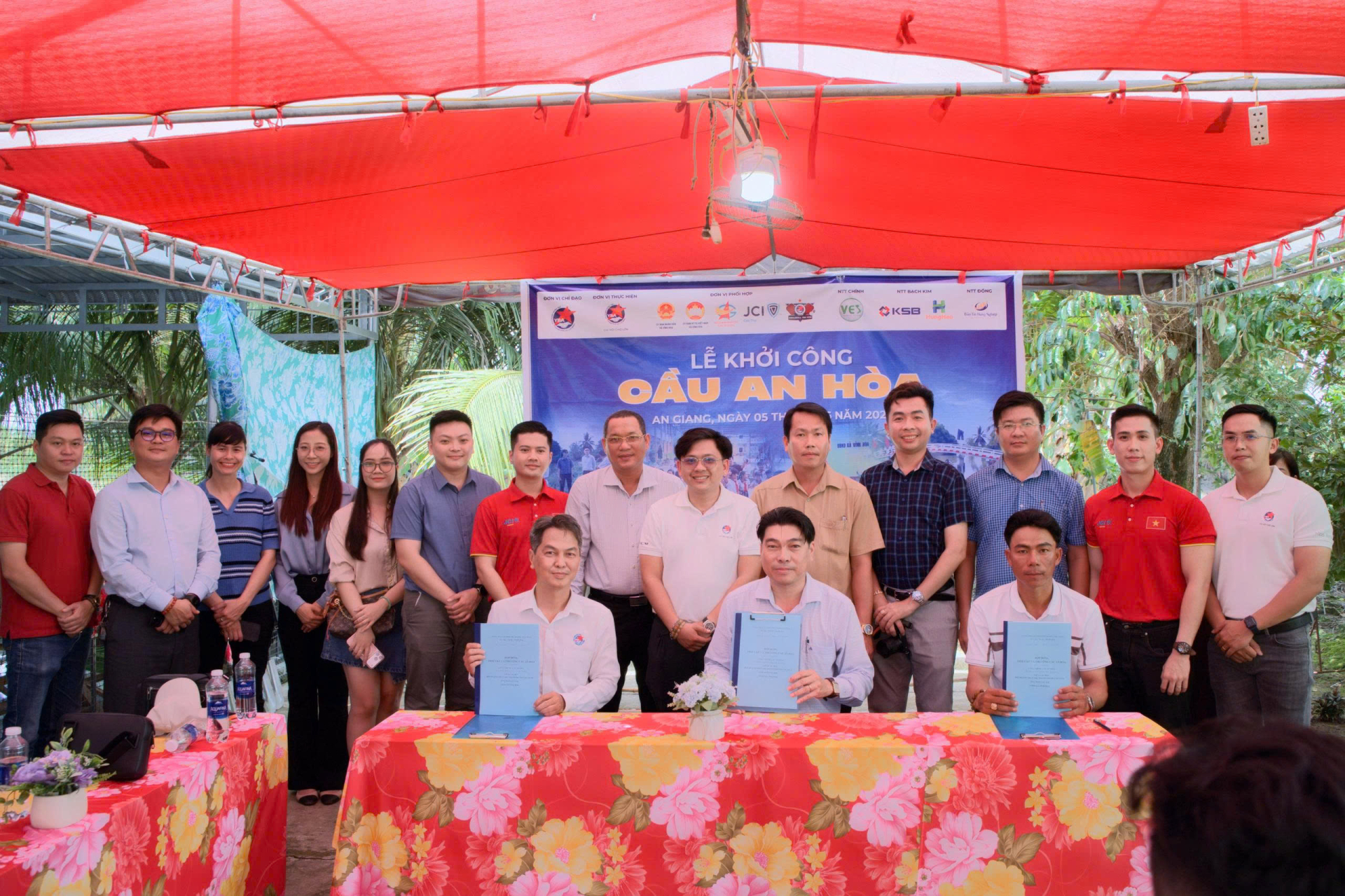 Lễ ký kết xây cầu giữa các đơn vị.