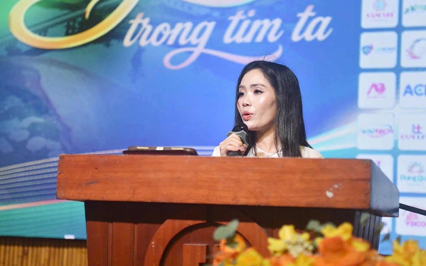 Nhà báo Minh Thu đấu giá ảnh gây quỹ từ thiện