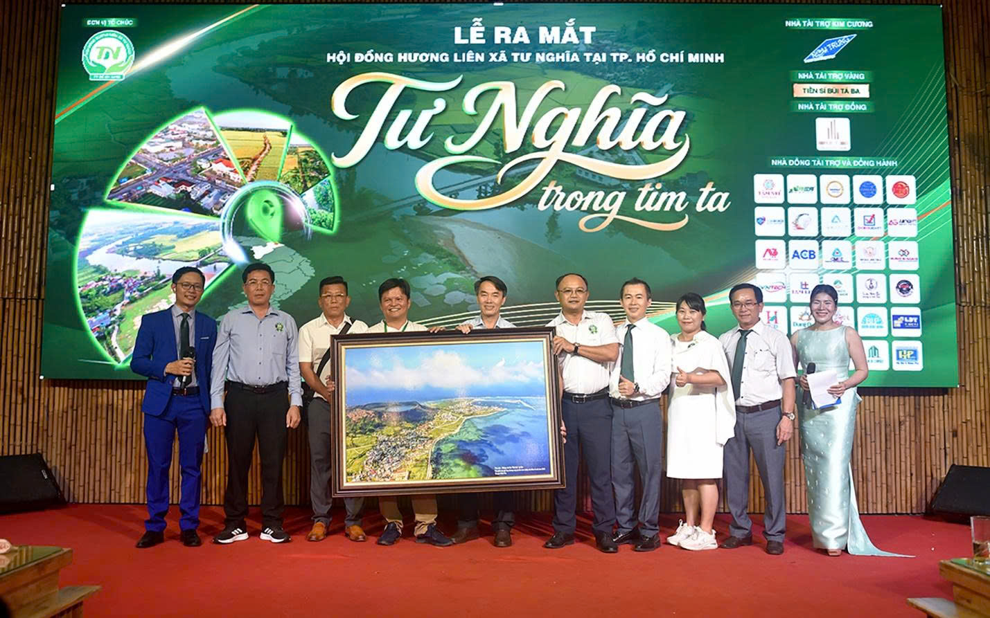 Ông Võ Đình Bảo, Tổng giám đốc Công ty CP Nhựa Bình Long, người con quê hương xã Tư Nghĩa, tỉnh Quảng Ngãi, đã trúng đấu giá bức ảnh.