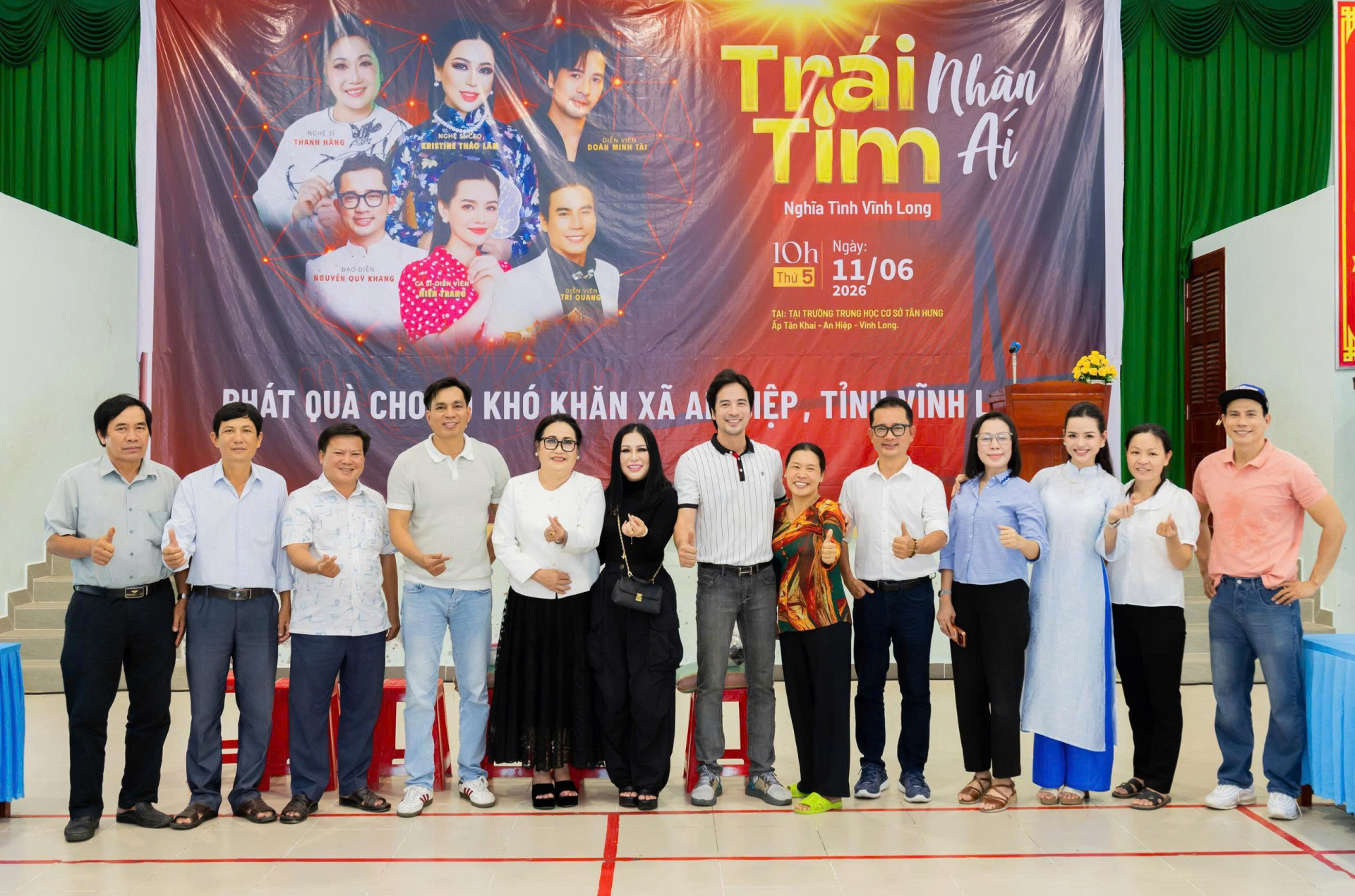 Dàn nghệ sĩ chụp hình lưu niệm cùng chính quyền địa phương tại xã An Hiệp, tỉnh Vĩnh Long. Ảnh: Phi Võ