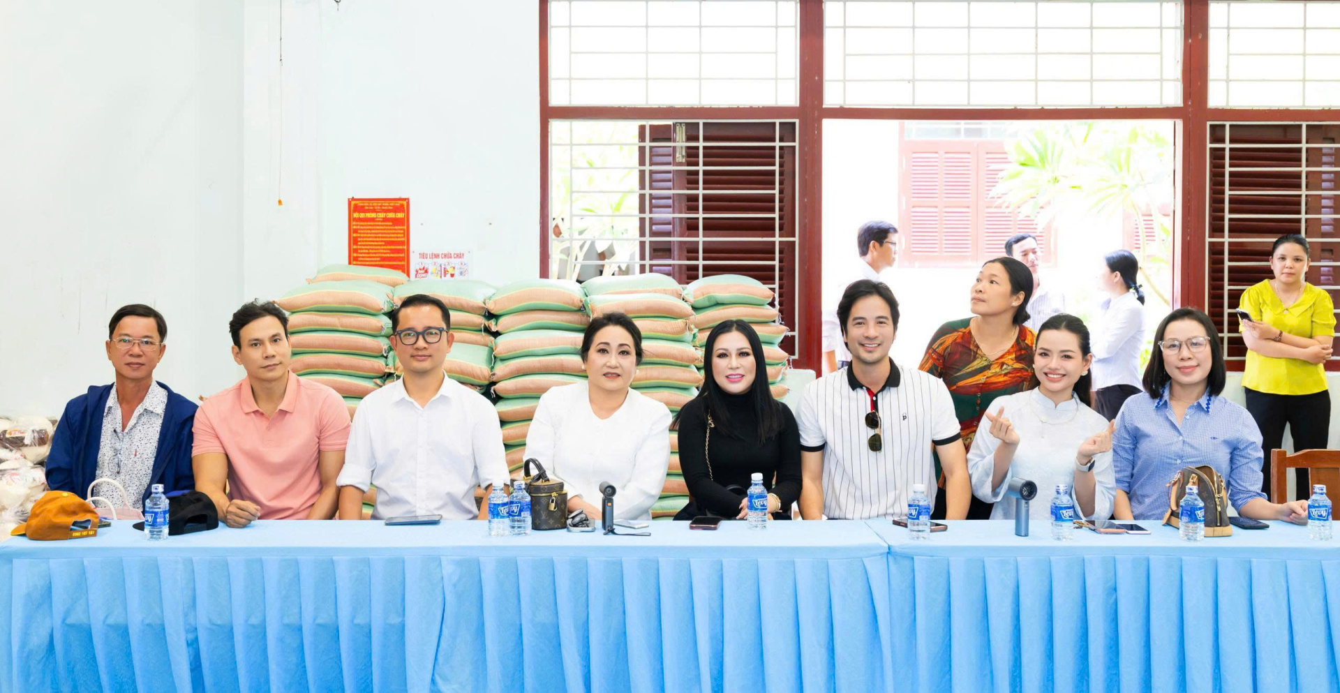 Gạo và quà tặng đã được dàn nghệ sĩ chuẩn bị chu đáo để trao tận tay học sinh và bà con nghèo trong một không gian ấm áp. Ảnh: Phi Võ