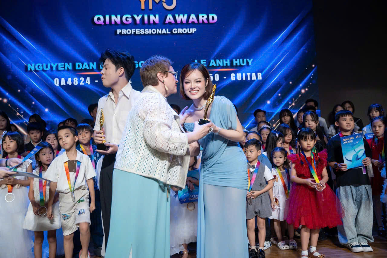 Giây phút hạnh phúc nhận cúp - Giải đặc biệt của cuộc thi từ giám khảo của Sunny Đan Ngọc.