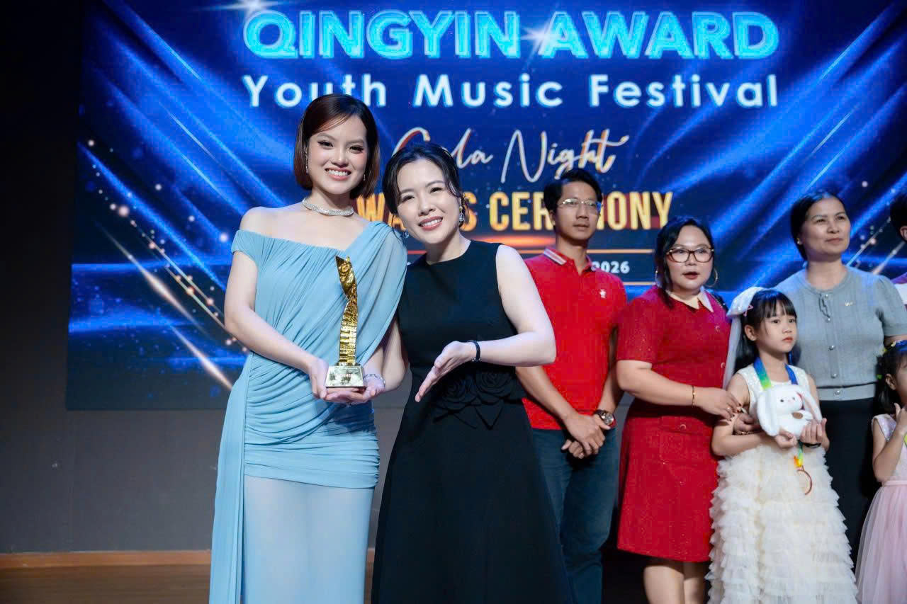 Ms. Nguyễn Lê Thuyên Hà (Giám đốc nghệ thuật của Polar Art Education Vietnam) chúc mừng Sunny Đan Ngọc