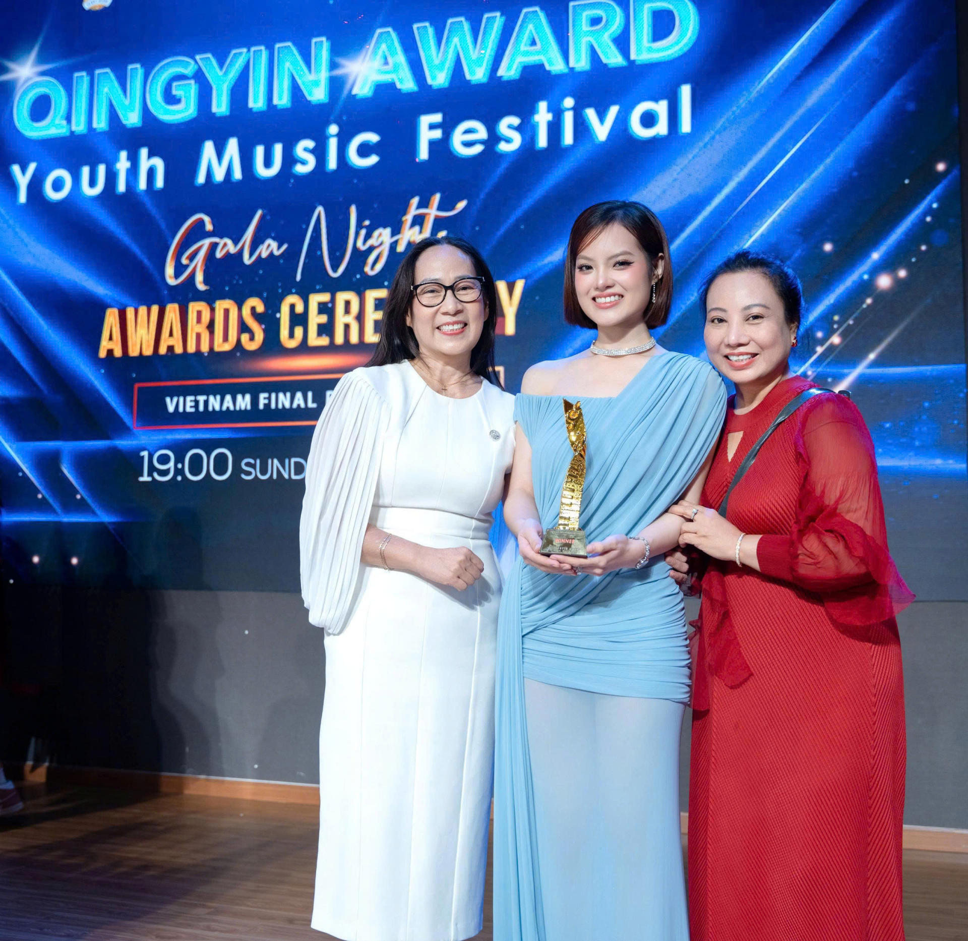 Ms Nguyễn Khánh Trang (áo trắng) Giảng viên thanh nhạc tại Nhạc viện TP. Hồ Chí Minh và Bác sĩ Ngô Kim Thanh (áo đỏ tay phải) mẹ ruột ca sĩ, bác sĩ Sunny Đan Ngọc chúc mừng con gái.