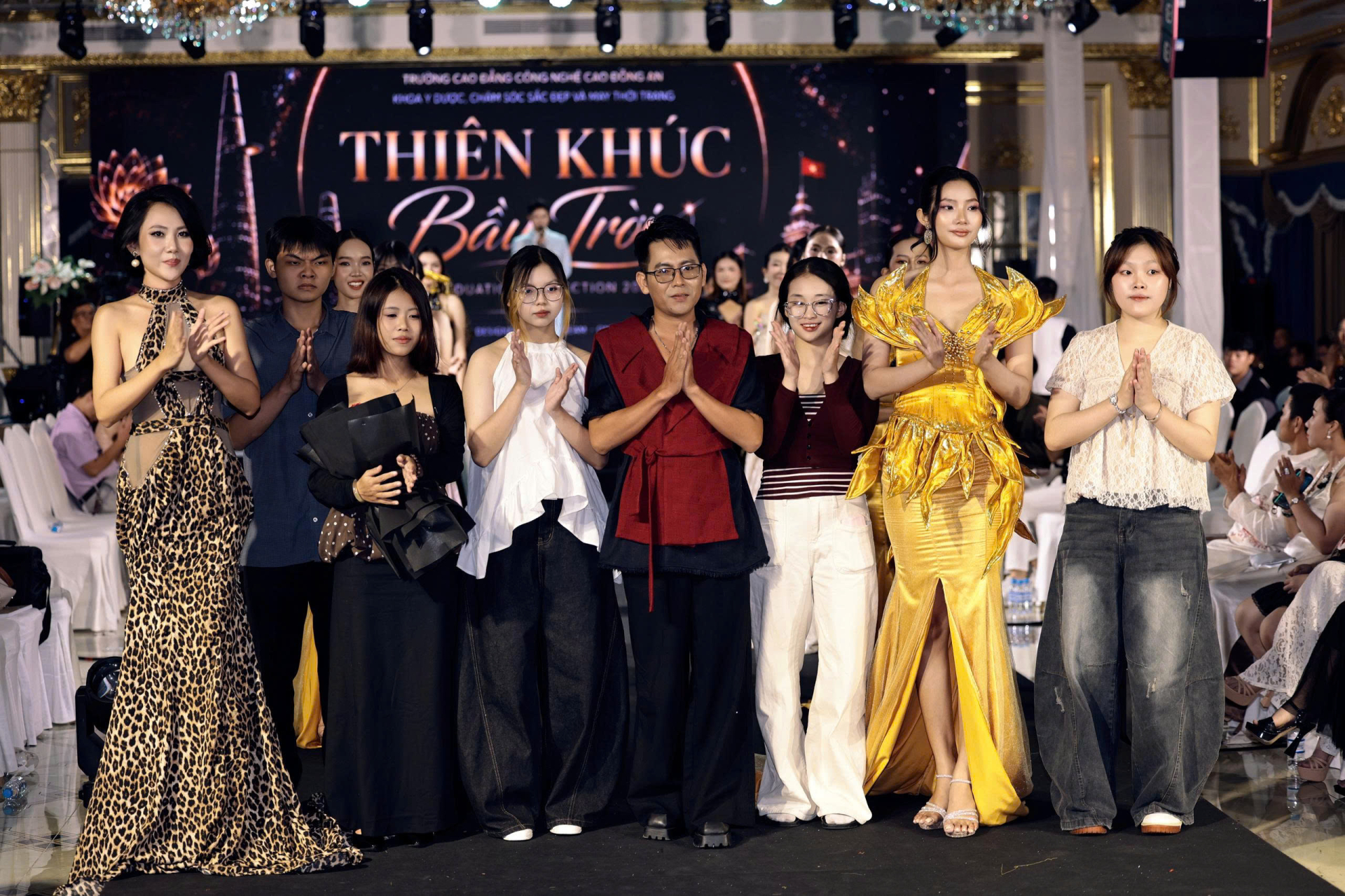 Giảng viên- NTK Lê Minh Phú (đứng giữa) cùng các người mẫu và sinh viên trong show diễn.