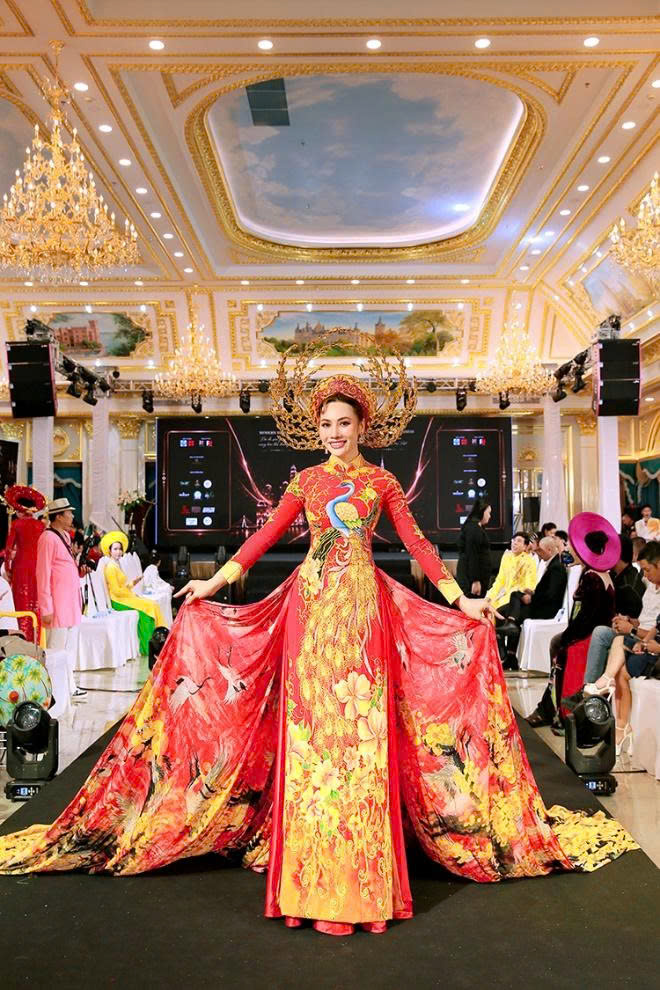 Á hậu Phạm Thúy Anh trong trang phục Áo dài rực rỡ thu hút mọi ánh nhìn khi sải bước trên sàn diễn Ho Chi Minh Fashion Runway 2026.