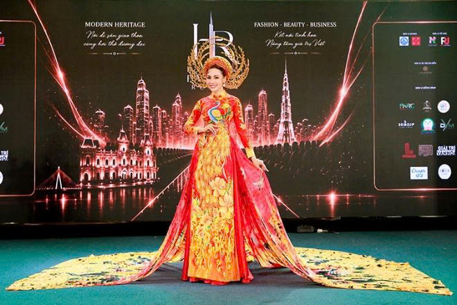 Khoác lên người bộ Áo dài Quốc Phục đầy kiêu hãnh chẳng khác gì một “Nàng thơ”.
