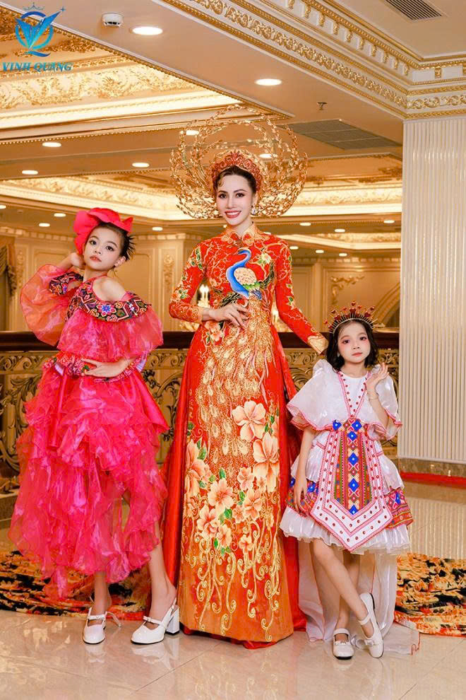 Mẫu nhí Phạm Kim Phượng - Phạm Kim Chi.