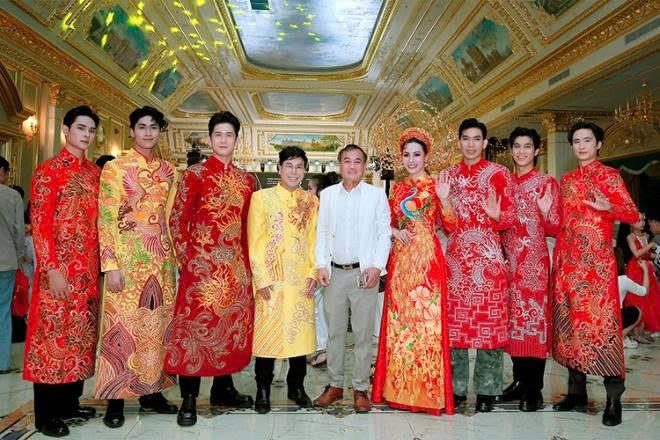 Á hậu Phạm Thúy Anh cuốn hút trong vai trò “The Face” trình diễn BST “Tinh Hoa Việt Nam”