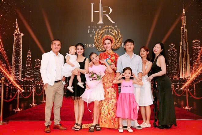 Á hậu Phạm Thúy Anh cuốn hút trong vai trò “The Face” trình diễn BST “Tinh Hoa Việt Nam”