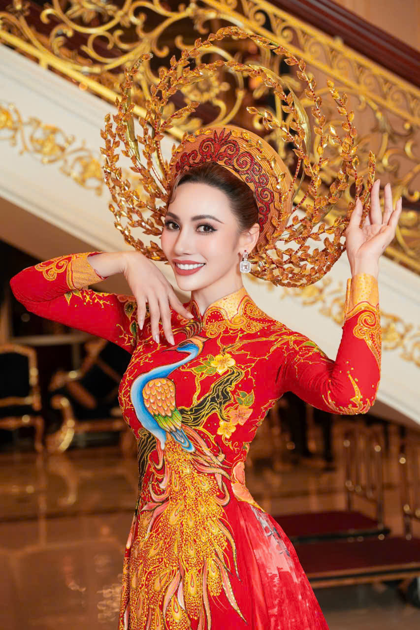 Á hậu Phạm Thúy Anh cuốn hút trong vai trò “The Face” trình diễn BST “Tinh Hoa Việt Nam”