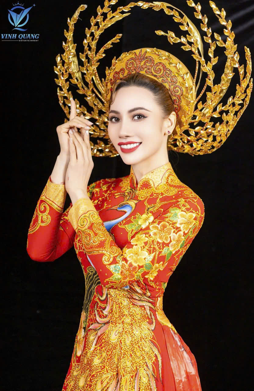 Á hậu Phạm Thúy Anh cuốn hút trong vai trò “The Face” trình diễn BST “Tinh Hoa Việt Nam”