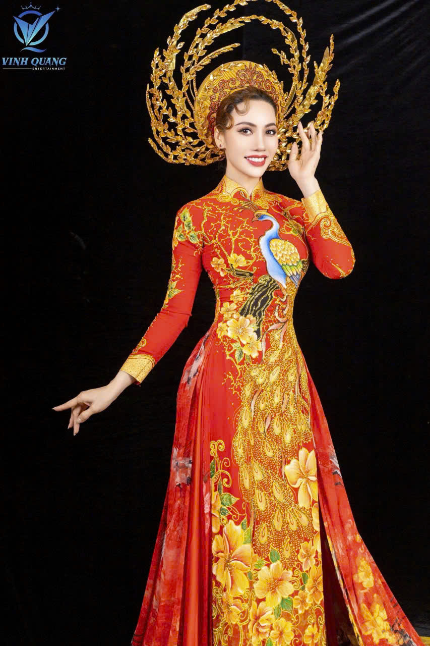 Á hậu Phạm Thúy Anh cuốn hút trong vai trò “The Face” trình diễn BST “Tinh Hoa Việt Nam”