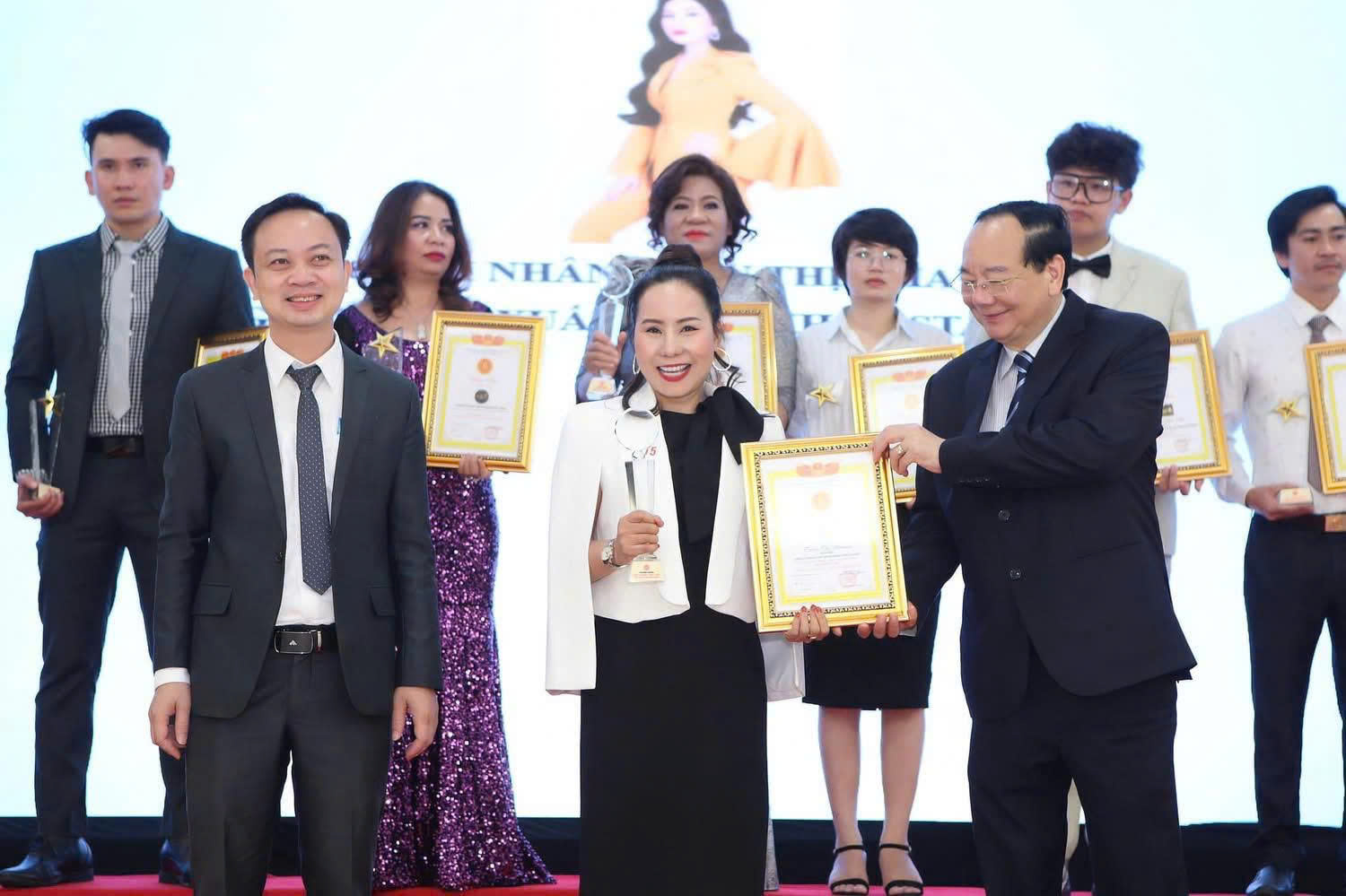 Queen coffee vinh dự đón nhận top 10 thương hiệu vàng chất lượng quốc tế năm 2020 - Nhãn hiệu độc quyền.
