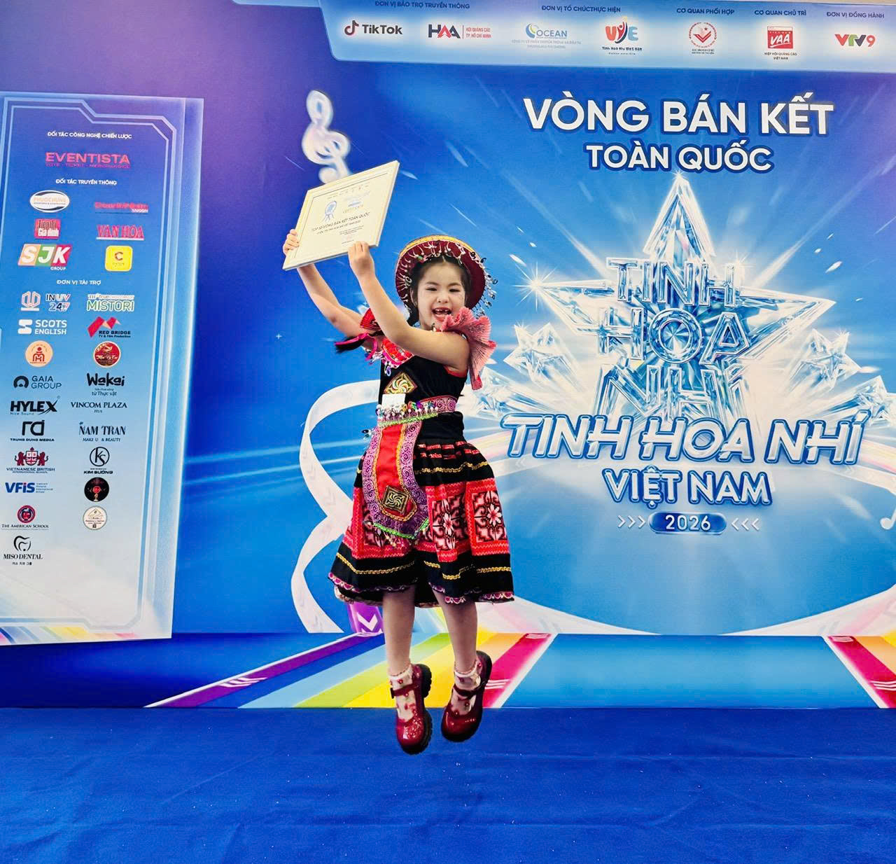 Jenny Tuyết Phụng vỡ òa hạnh phục và tự hào khi cầm trên tay chứng nhận lọt vào vòng bán kết toàn quốc.