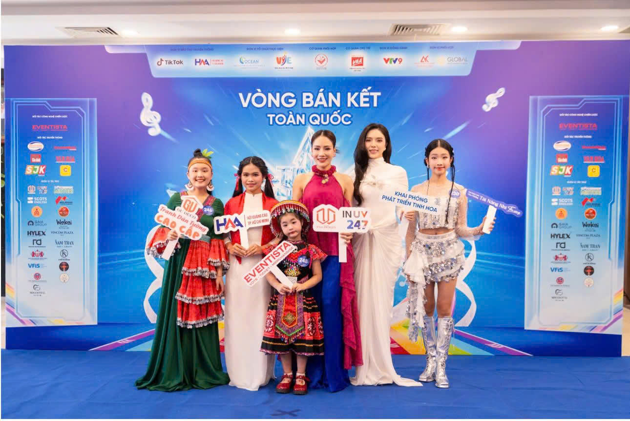Trên thảm đỏ chương trình tài năng nhí chụp hình lưu niệm với các th1i sinh và thành viên Ban tổ chức.