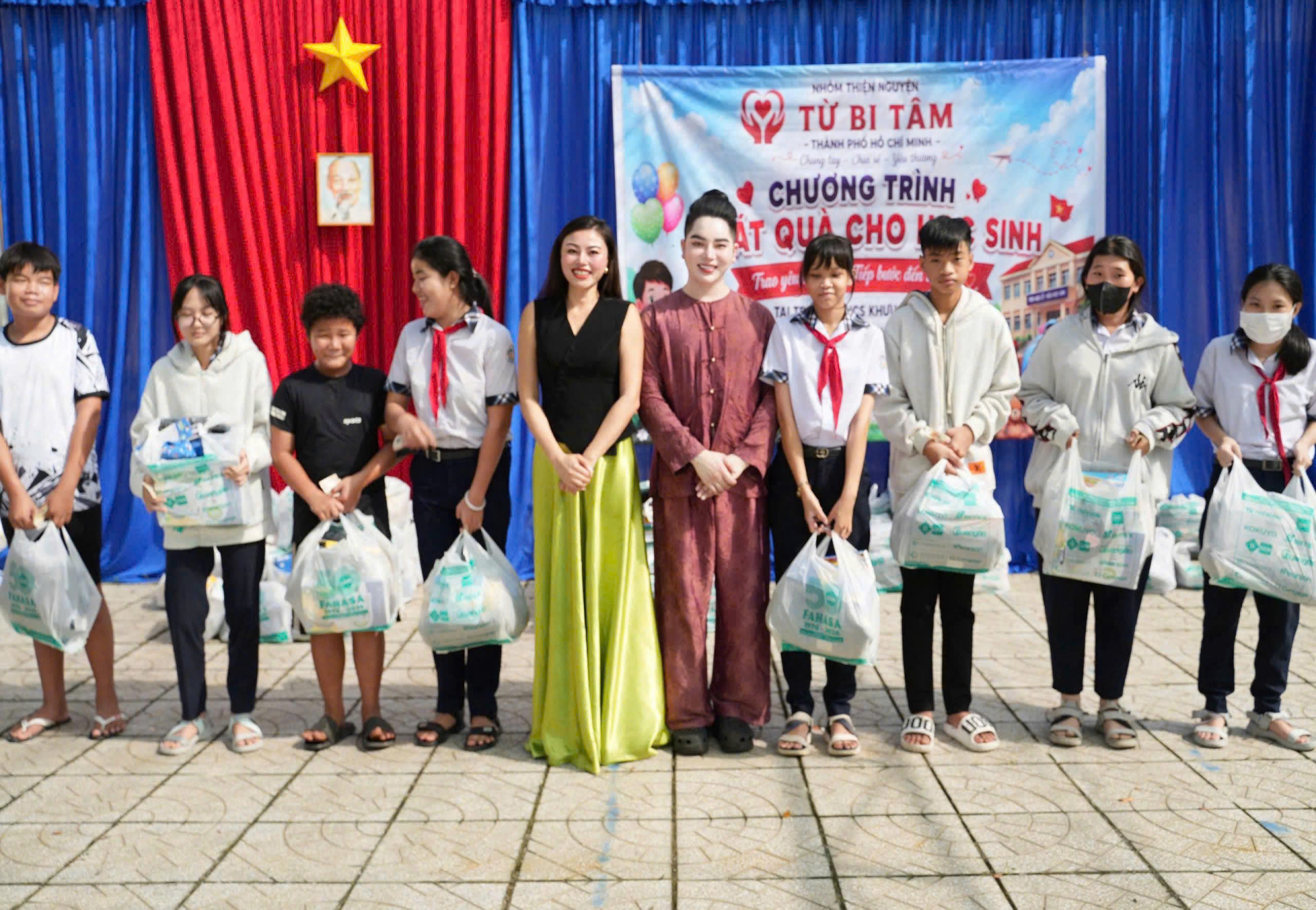 Hoa hậu điện ảnh Dạ Minh Châu cùng Chuyên gia làm đẹp Cậu Hy trong một sự kiện từ thiện gần đây.