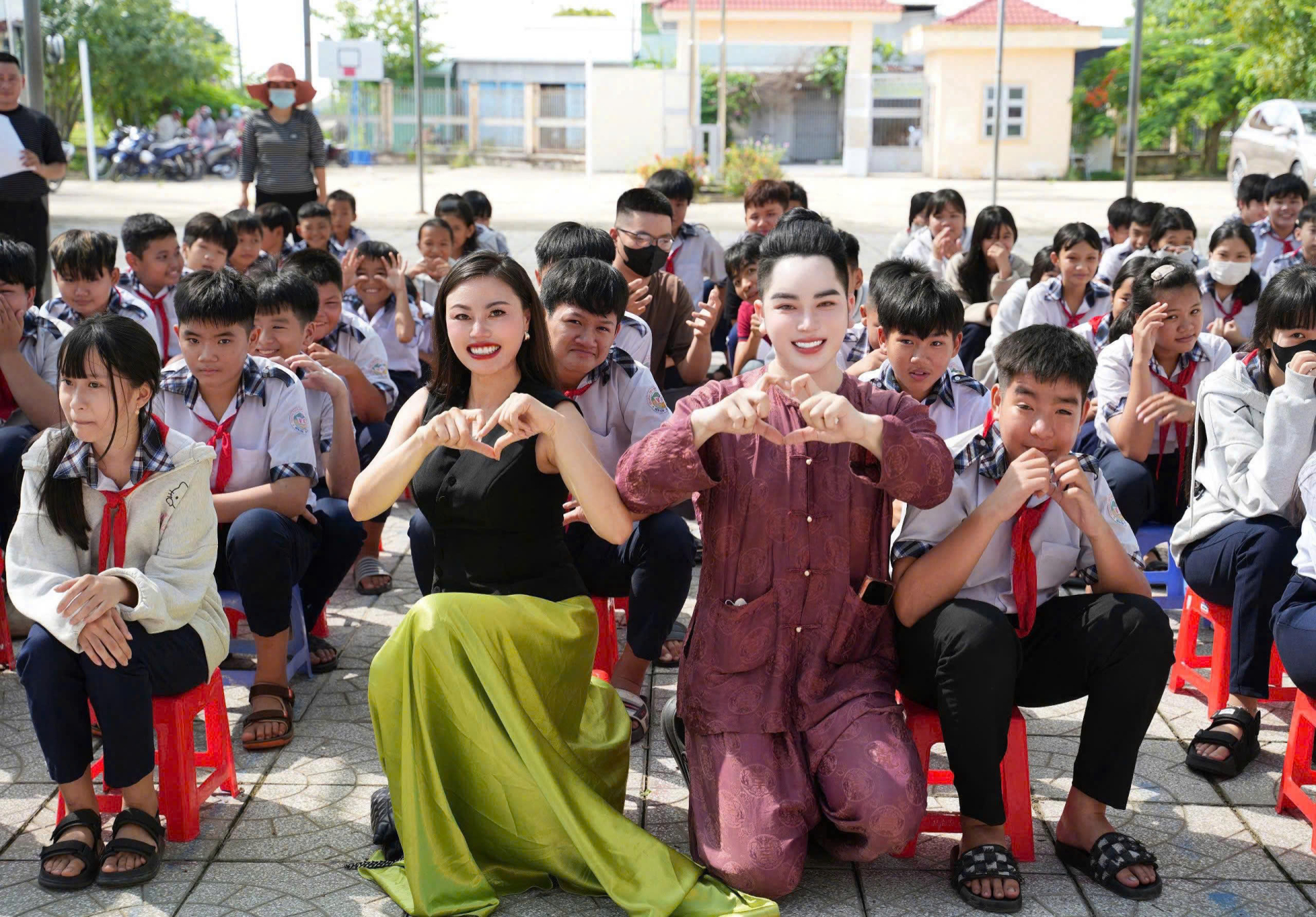 Chuyên gia trang làm đẹp Cậu Hy (ngoài cùng bên phải) người có trái tim nhân ái luôn ủng hộ hoạt động từ thiện cùng Hoa hậu Dạ Minh Châu.