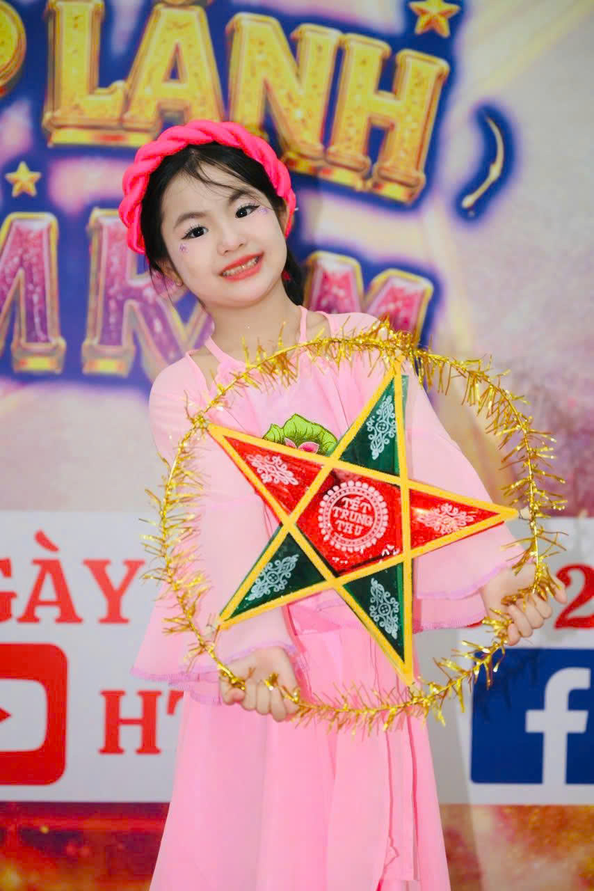 Jenny Tuyết Phụng thực hiện ước mơ cất tiếng hát trên sân khấu truyền hình