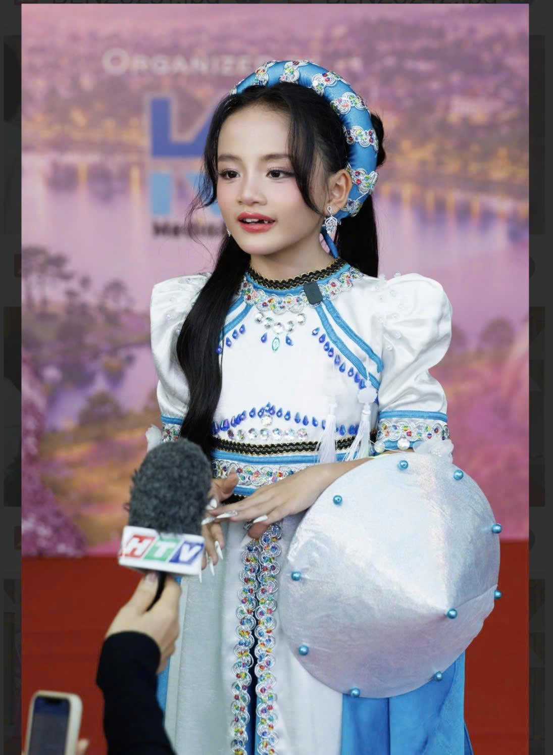 Nguyễn Phương Bình trả lời phỏng vấn Đài truyền hình HTV.