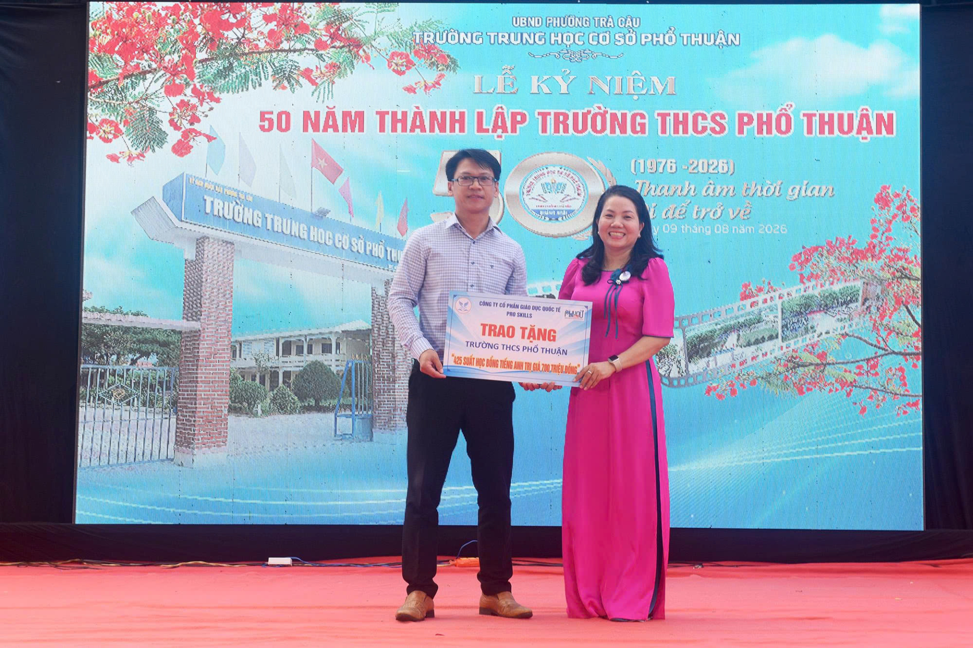 Ông Trần Đức Chấn đại diện công ty CP Giáo dục quốc tế Pro Skills trao tặng gần 450 suất học bổng tiếng Anh cho học sinh Trường THCS Phổ Thuận.