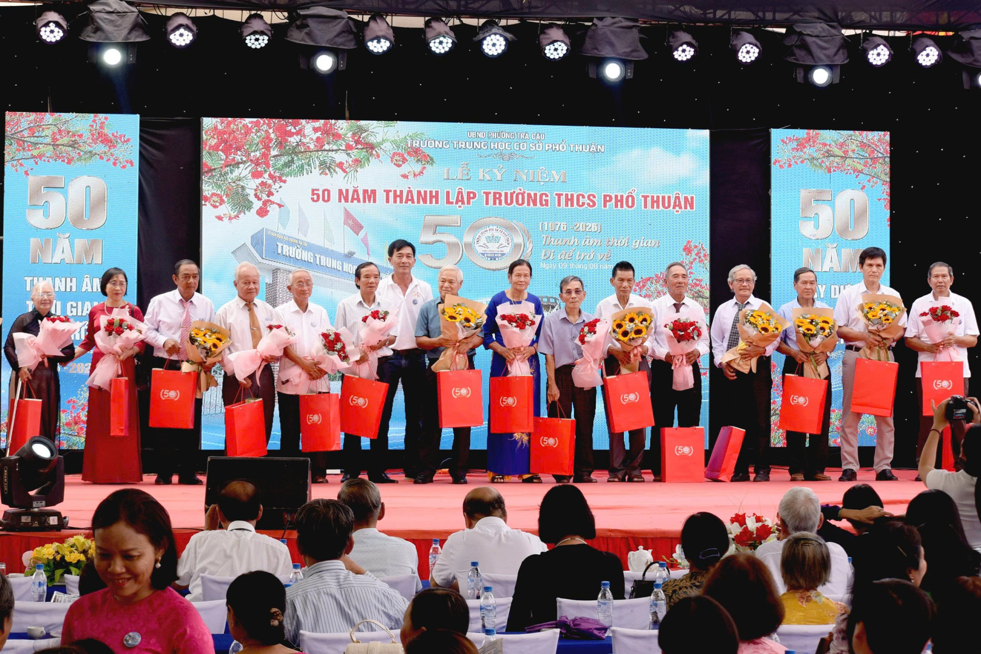 Cựu học sinh trao quà tri ân các nhà giáo là cựu giáo viên từng giảng dạy và công tác tại trường THCS Phổ Thuận.