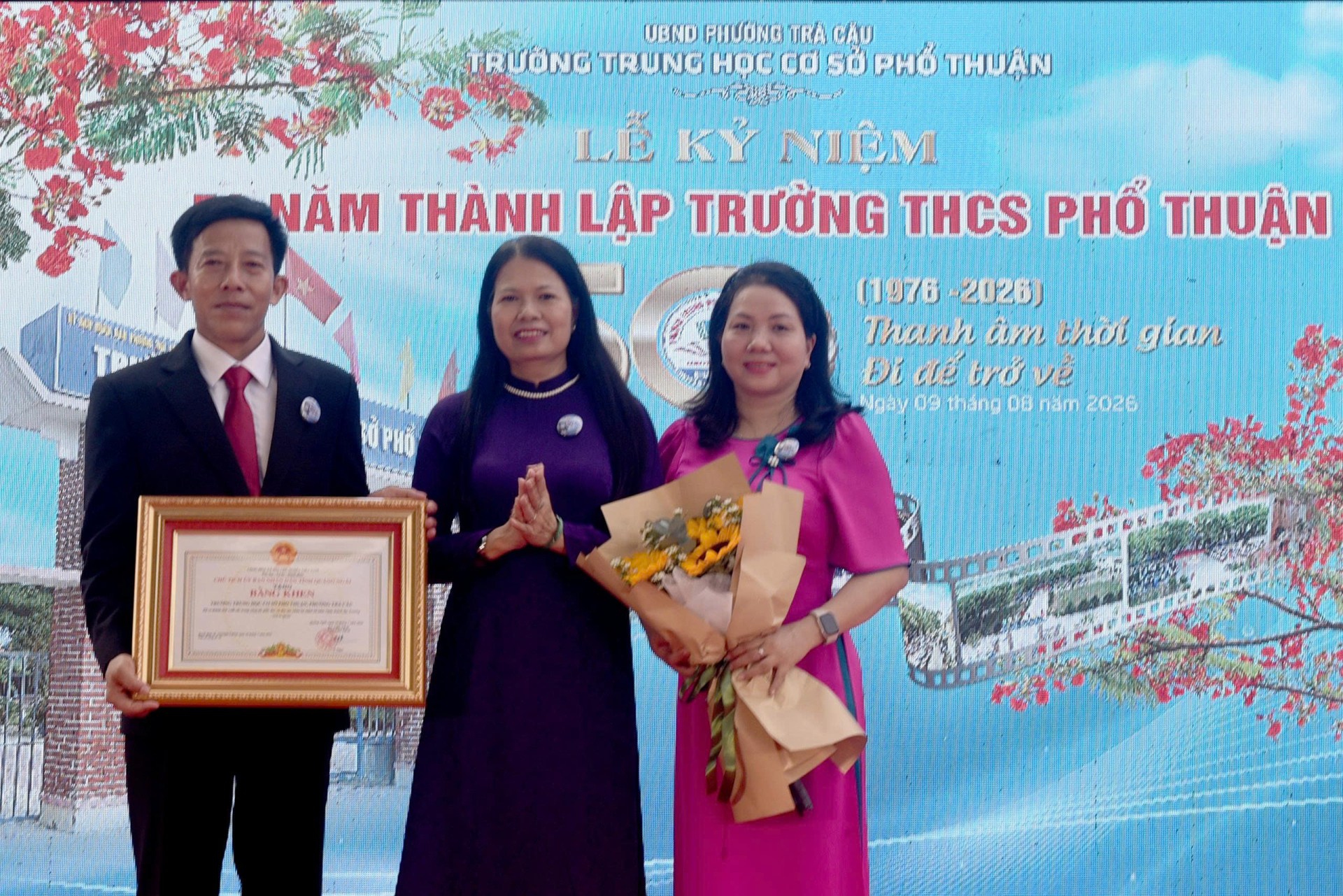Phó Giám đốc Sở GD-ĐT Vũ Thị Liên Hương trao bằng khen của Chủ tịch UBND tỉnh cho Trường THCS Phổ Thuận.