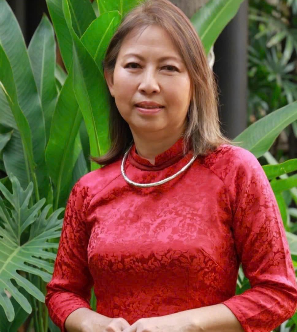 Nghệ sĩ khách mời người Việt Nam: Hoa sĩ Nguyễn Diệu Thủy.