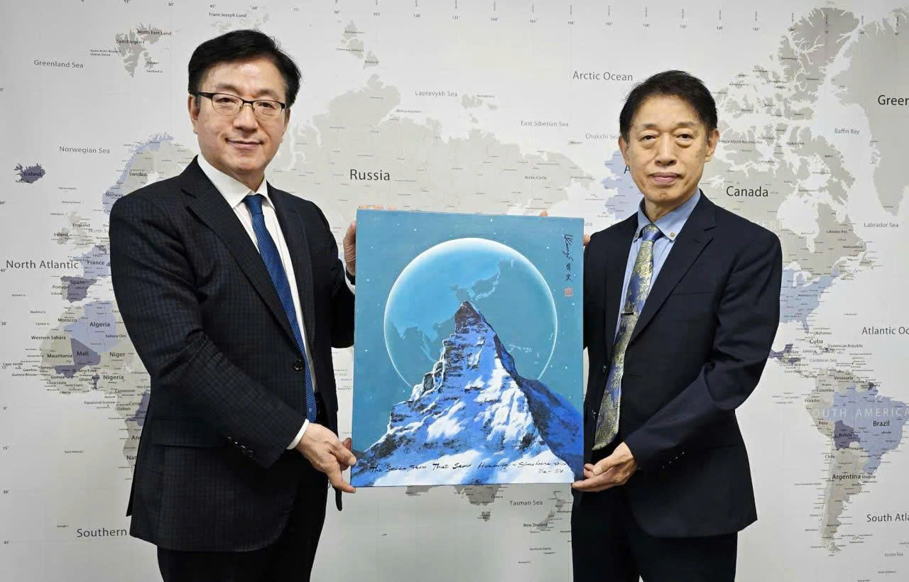 Ông Park Bong-Gyu, Chủ tịch Korea CEO Summit, đồng thời là Chủ tịch Hợp tác của Ủy ban Nghệ thuật châu Á - AAC (bên trái) cùng ông Lee Kwang-soo (bên phải).