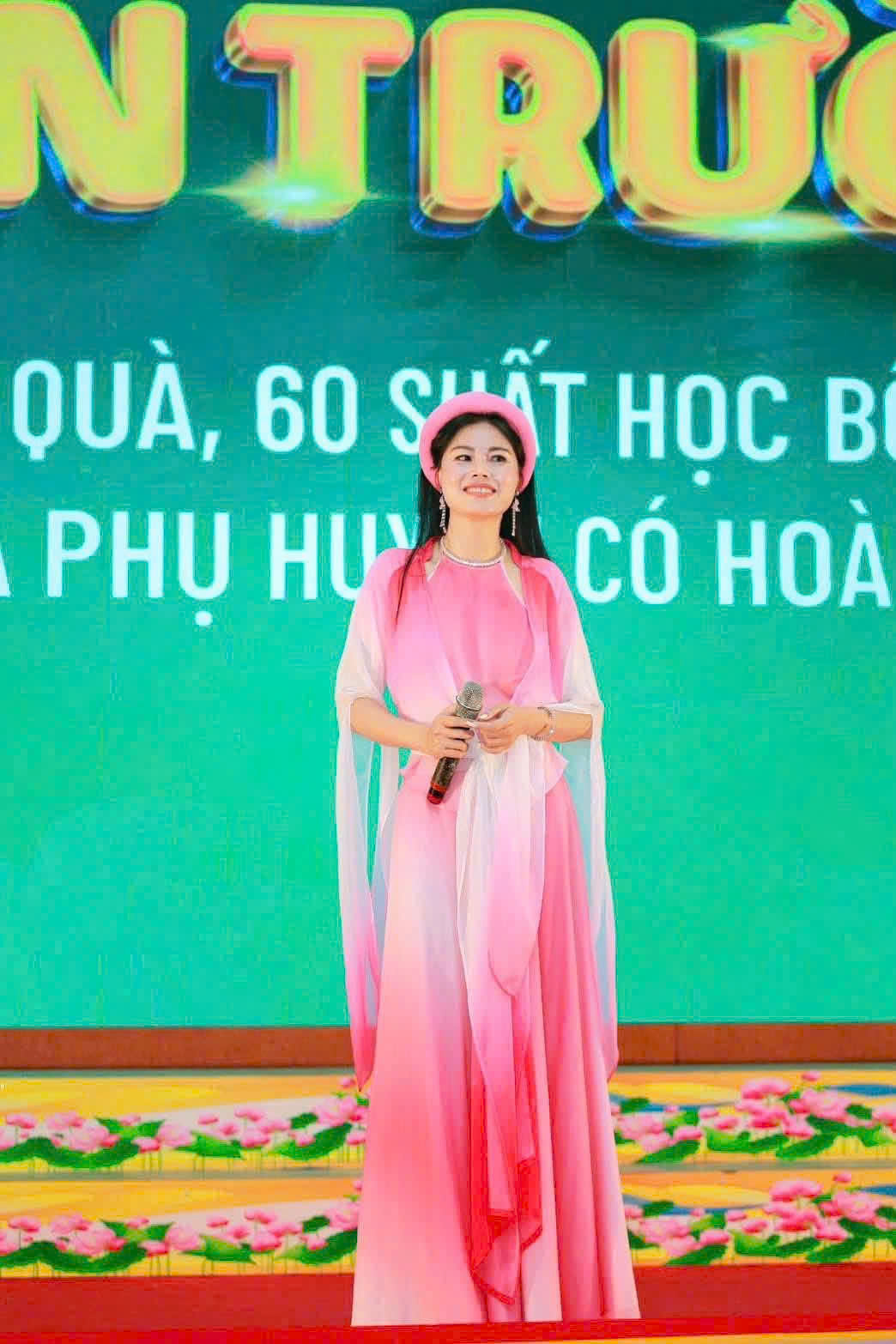 Hoa hậu Dạ Minh Châu trao quà, trao yêu thương trong mùa Lễ Vu Lan