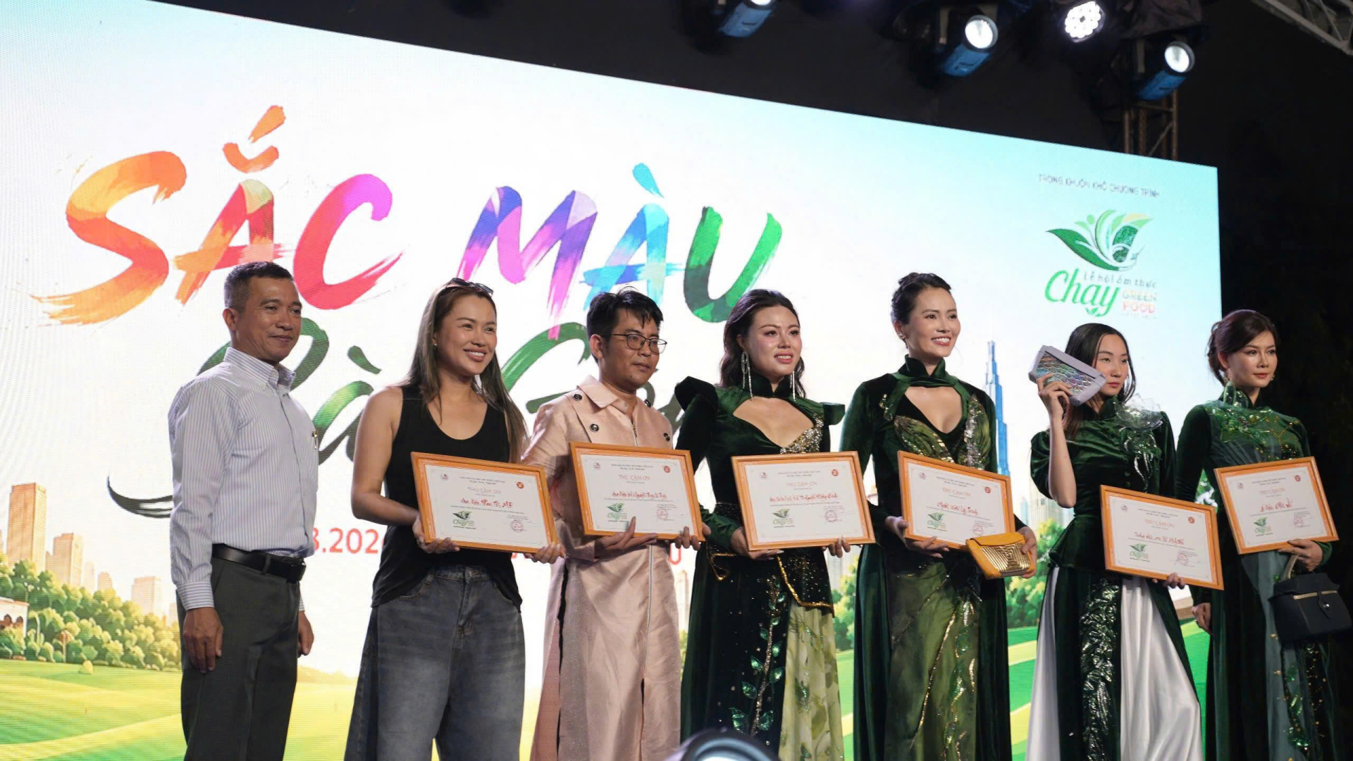 Hoa hậu Dạ Minh Châu trao quà, trao yêu thương trong mùa Lễ Vu Lan