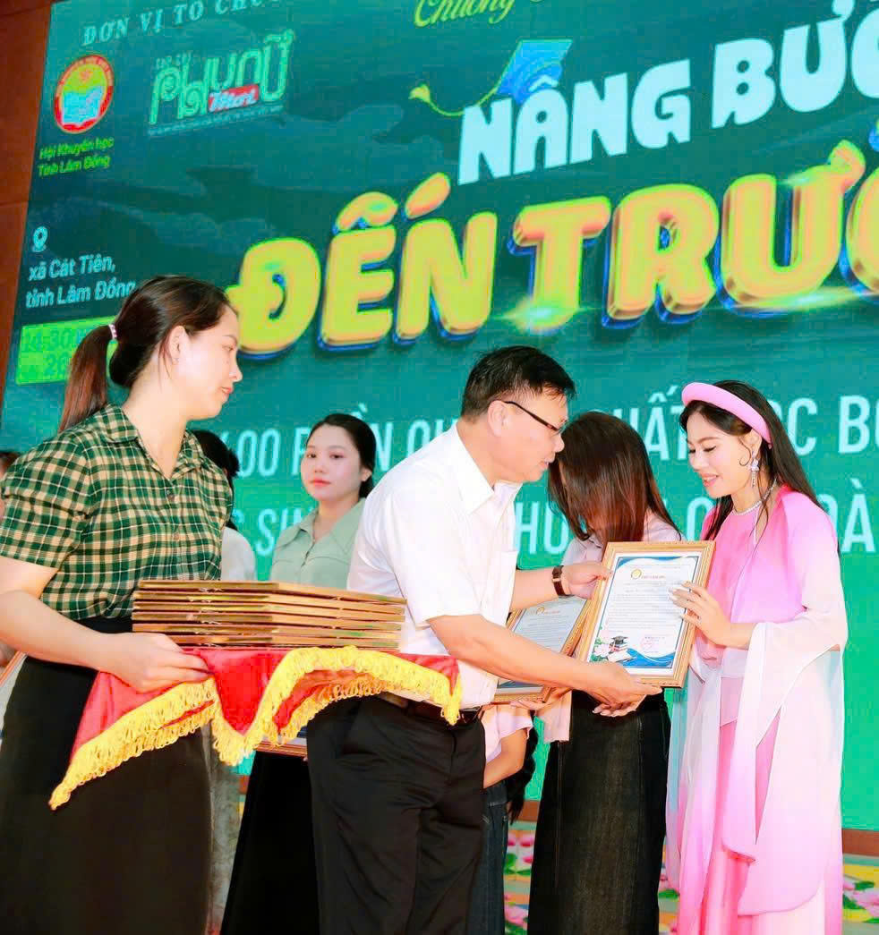 Hoa hậu Dạ Minh Châu trao quà, trao yêu thương trong mùa Lễ Vu Lan