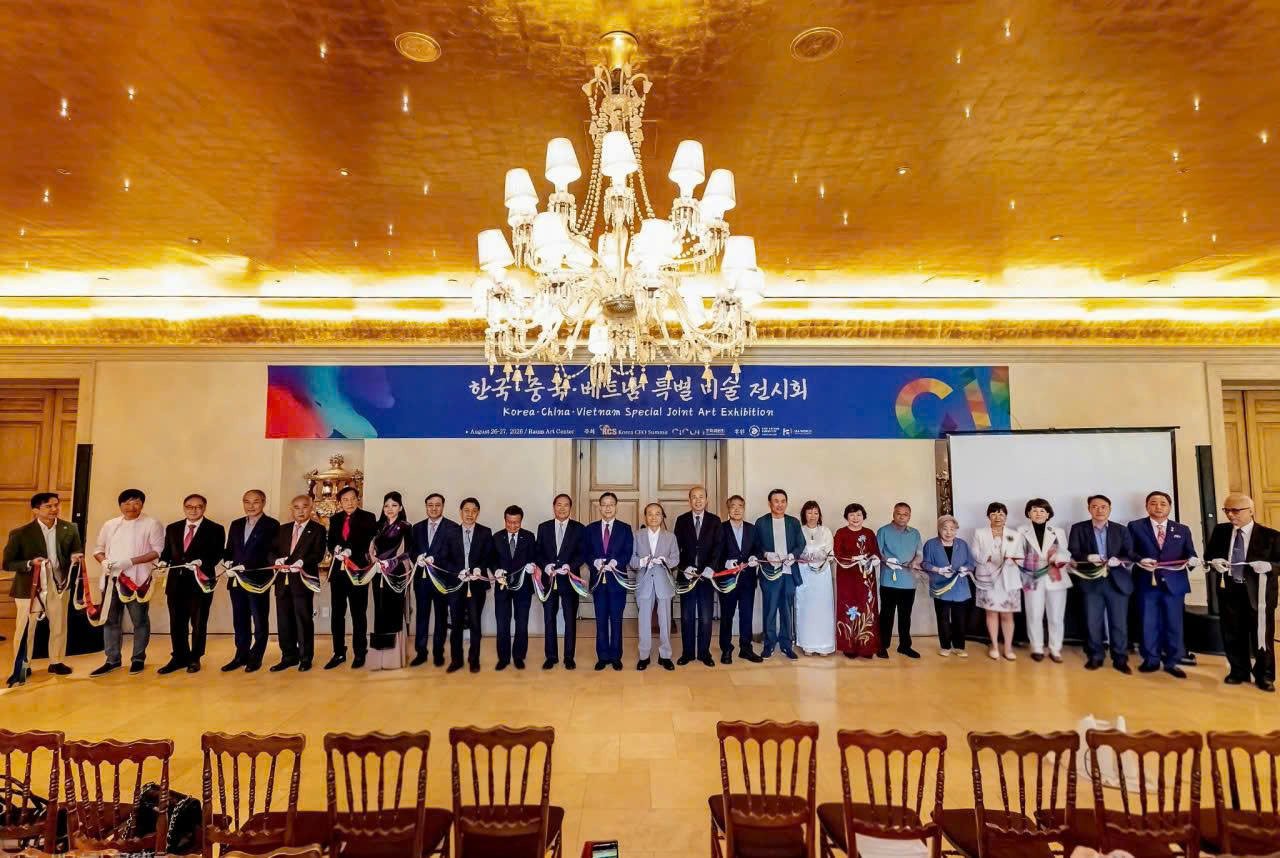 Tiến sĩ - NTK Quỳnh Paris cùng phái đoàn Việt Nam đến Hàn Quốc, góp mặt tại Triển lãm “Ngũ sắc Đông Á” lần II