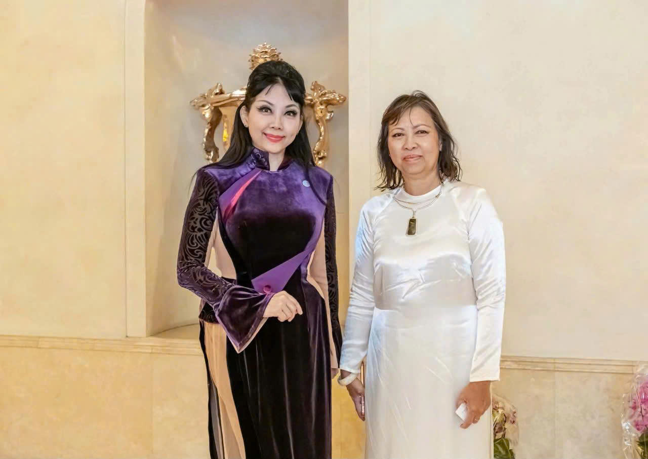 TS - NTK Quỳnh Paris và Hoa sĩ Nguyễn Điệu Thúy tại sự kiện.