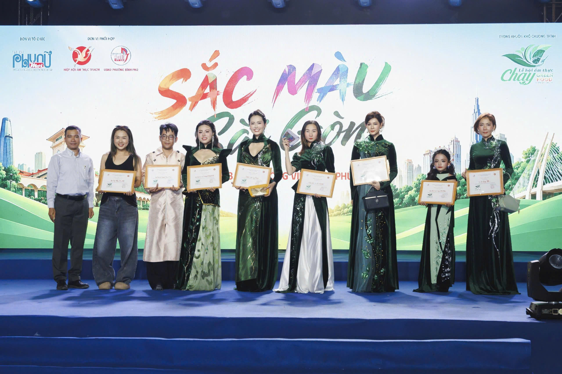 Nhà báo Phạm Việt Quang - Trưởng Đại diện tạp chí Phụ Nữ Mới tại TP. Hồ Chí Minh trao thư cảm ơn cho NTK Lê Minh Phú cùng các người mẫu trình diễn.