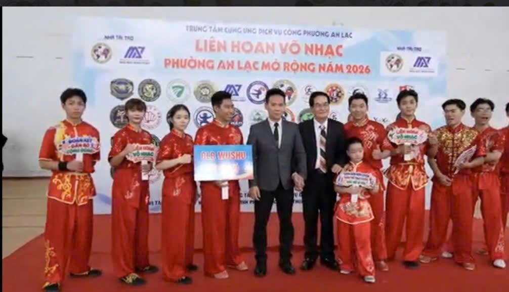 Đại võ sư - Giáo sư Thuần Sử cùng Tiến sĩ - Đại võ sư Lê Quang Đạo chụp hình lưu niệm cùng đội CLB Wushu Tinh Võ đạt giải nhất tại cuộc thi.