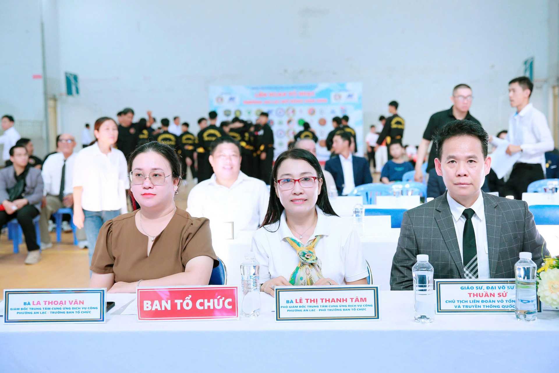 Đại võ sư - Giáo sư Sử Thuần: (Ngoài cùng tay phải) Chủ tịch Liên đoàn Võ tổng hợp và truyền thông quốc tế cùng Trưởng ban tổ chức Liên hoan. 