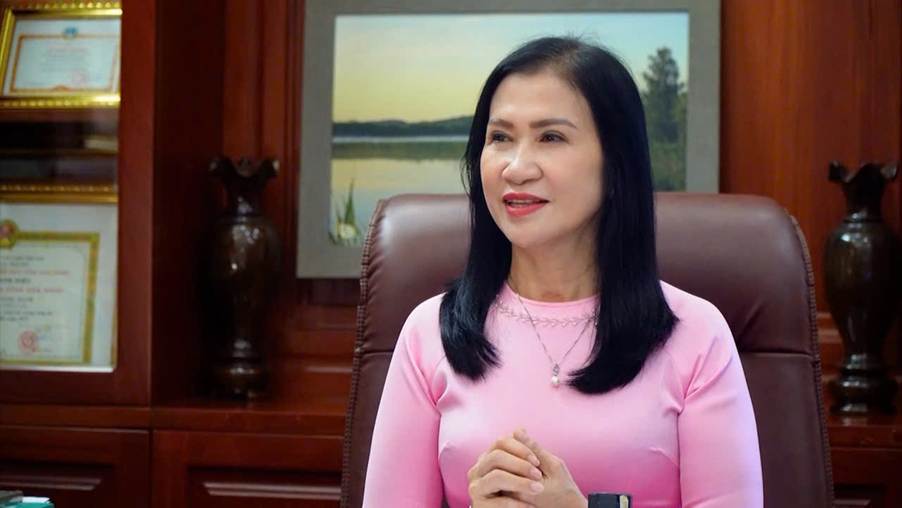 Bà Tôn Thị Ngọc Hạnh trao đổi với phóng viên về định hướng phát triển công tác khuyến học trên địa bàn tỉnh.