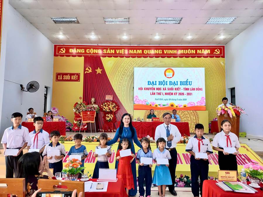 Đại hội đại biểu Hội khuyến học xã Suối Kiết , tỉnh Lâm Đồng trao học bổng cho các em học sinh