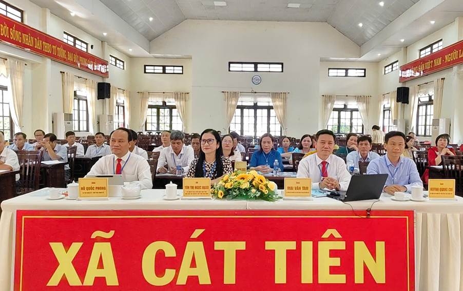 Chủ tịch Hội Khuyến học tỉnh Lâm Đồng Tôn Thị Ngọc Hạnh tham dự Đại hội đại biểu Hội Khuyến học xã Cát Tiên lần thứ I. Cùng dự có đồng chí Hồ Quốc Phong, Bí thư Đảng ủy xã (bên phải) và đồng chí Mai Văn Tam – Chủ tịch Ủy ban MTTQ Việt Nam xã Cát Tiên (bên trái).