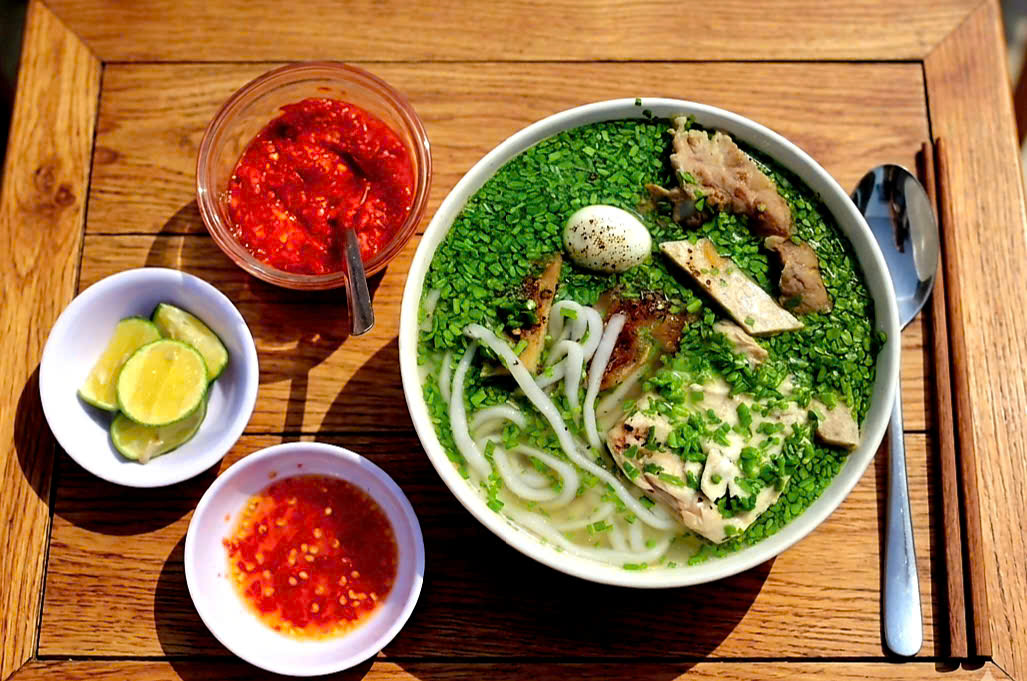 Tô bánh canh hẹ Phú Yên hấp dẫn với nước dùng ngọt thanh, chả cá, cá Cờ, xương heo, trứng cút và lớp hẹ xanh phủ kín mặt tô.