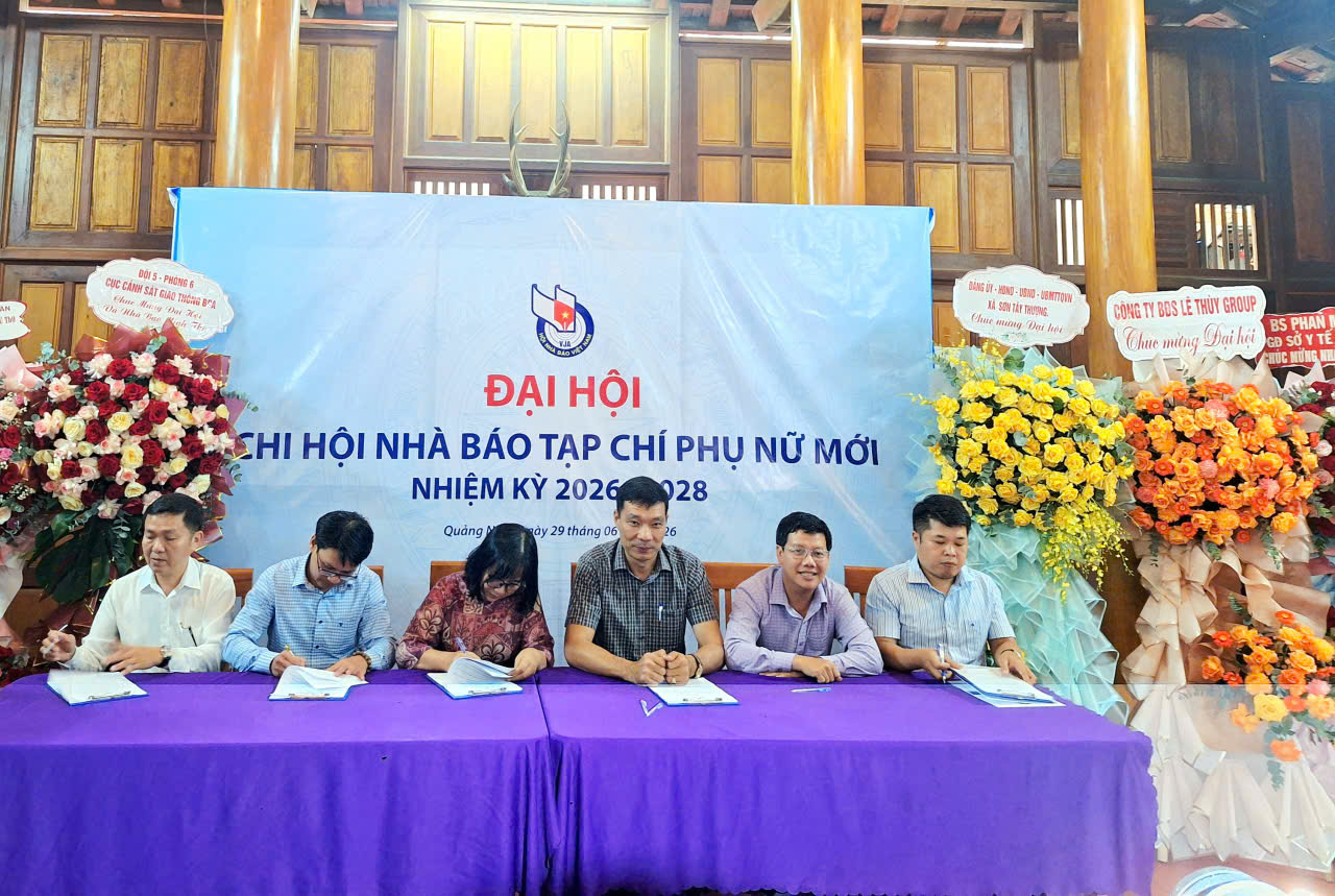 Đại diện Tạp chí Phụ nữ Mới và các đối tác thực hiện nghi thức ký kết biên bản ghi nhớ hợp tác truyền thông.